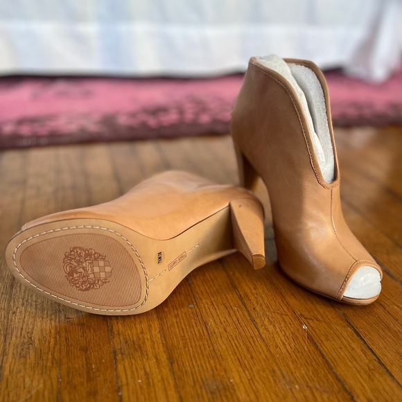 NIB WOMENS LEATHER BOOTIE - Picture 2 of 4